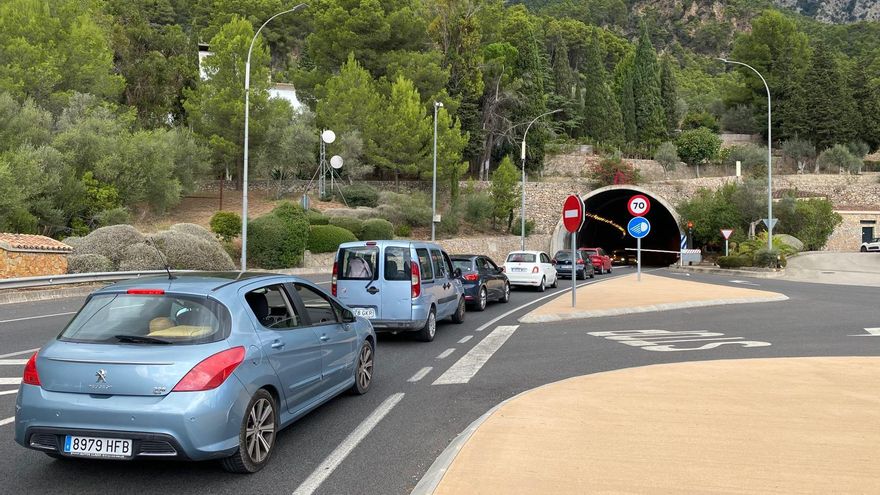 Operación nube en Sóller: siete kilómetros de atascos para llegar al valle