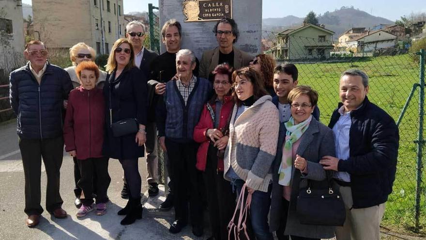 Alberto Coto, bajo la placa de la calle que lleva su nombre, con familiares y vecinos.