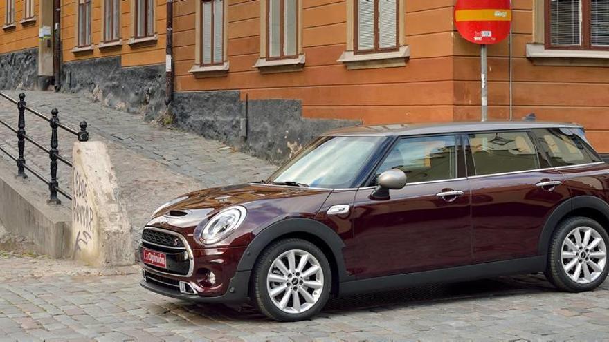 El Cooper D de 150 CV tiene tacto de coche grande y va sobrado de potencia para cualquier uso; por unos 2.000 euros más se redondea con la deseable caja automática de 8 velocidades