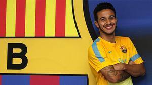 Thiago Alcántara posa junto al escudo del Barça, en las oficinas del club.