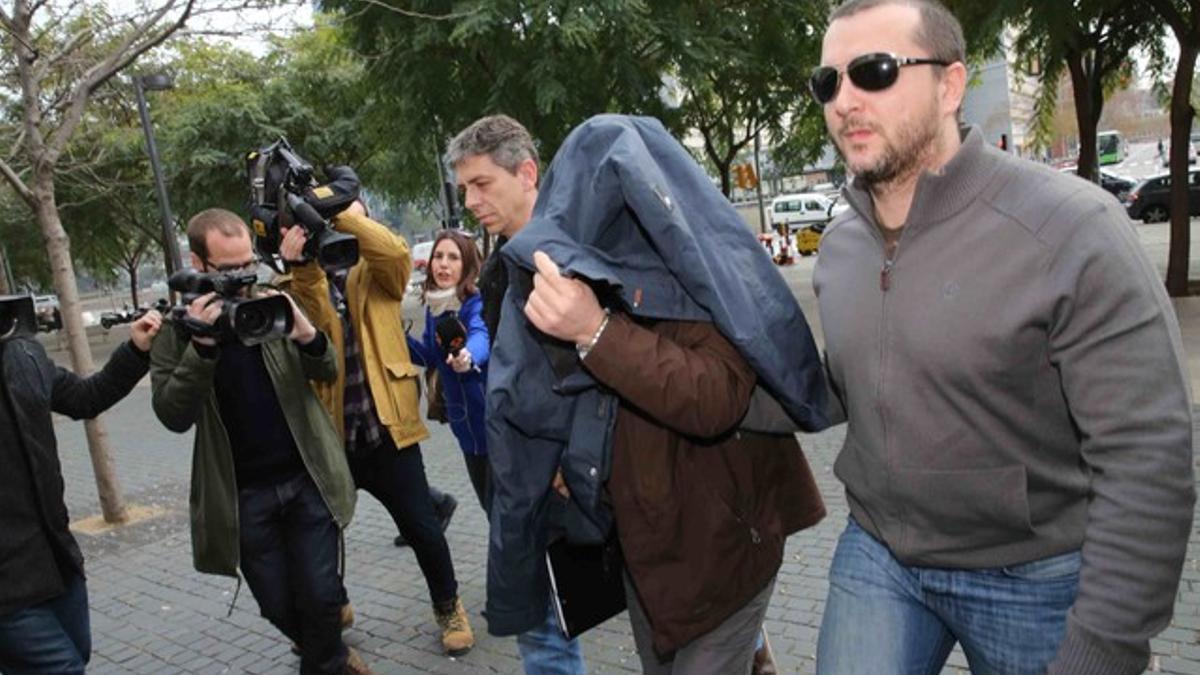 Joaquín Benítez, camino del juzgado, el  sábado por la mañana.