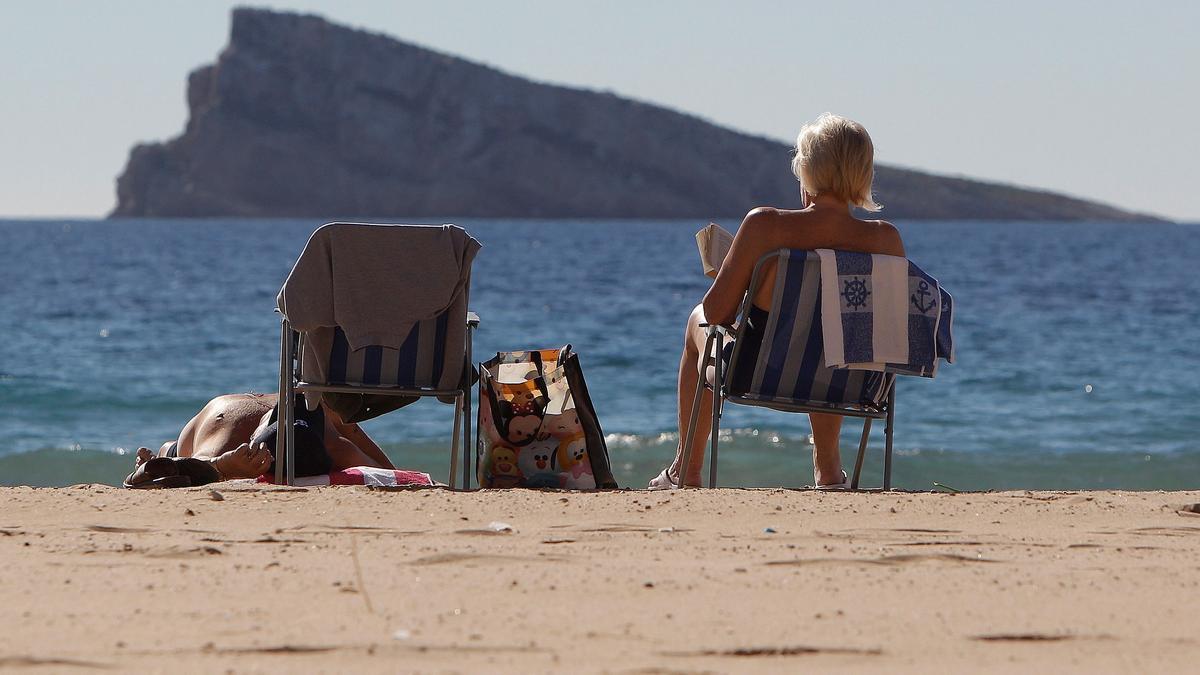 Turistas disfrutan del sol y de la playa de Benidorm.