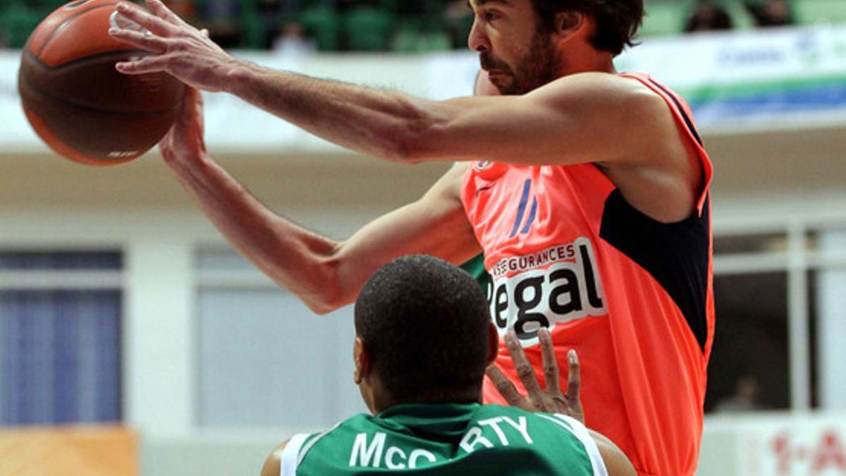 Navarro controla un balón ante la presencia del jugador del Unics Kazan Kelly McCarty.