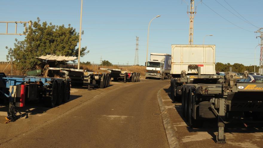 Fuente del Jarro busca soluciones para el aparcamiento de camiones y remolques