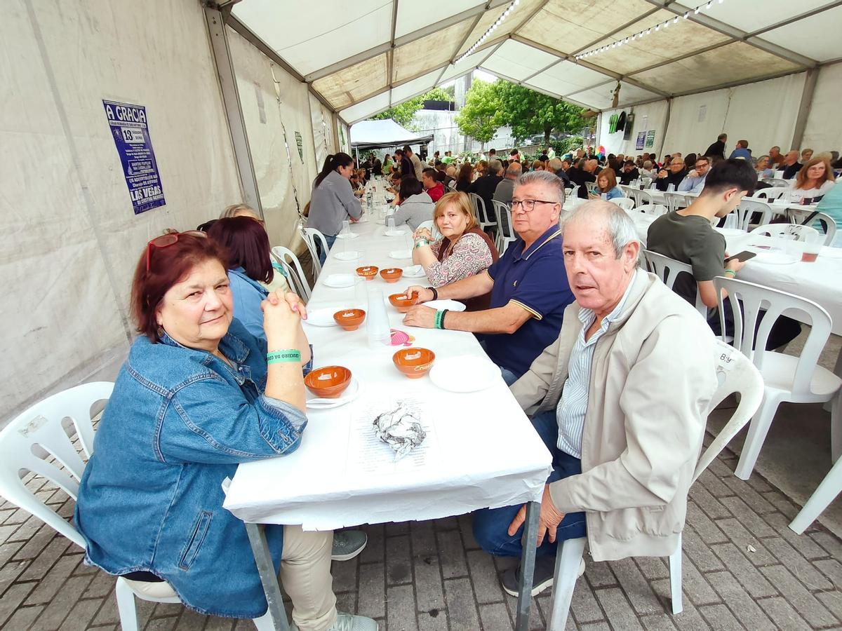 Más de 400 vecinos disfrutan en el Cruceiro da Coruña de la primera sardiñada de la temporada en Santiago