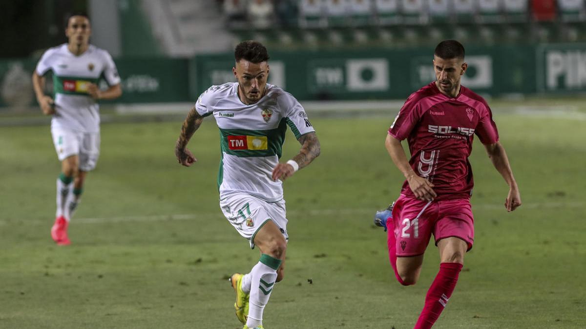 Josan intenta irse de un rival, durante el partido frente al Albacete