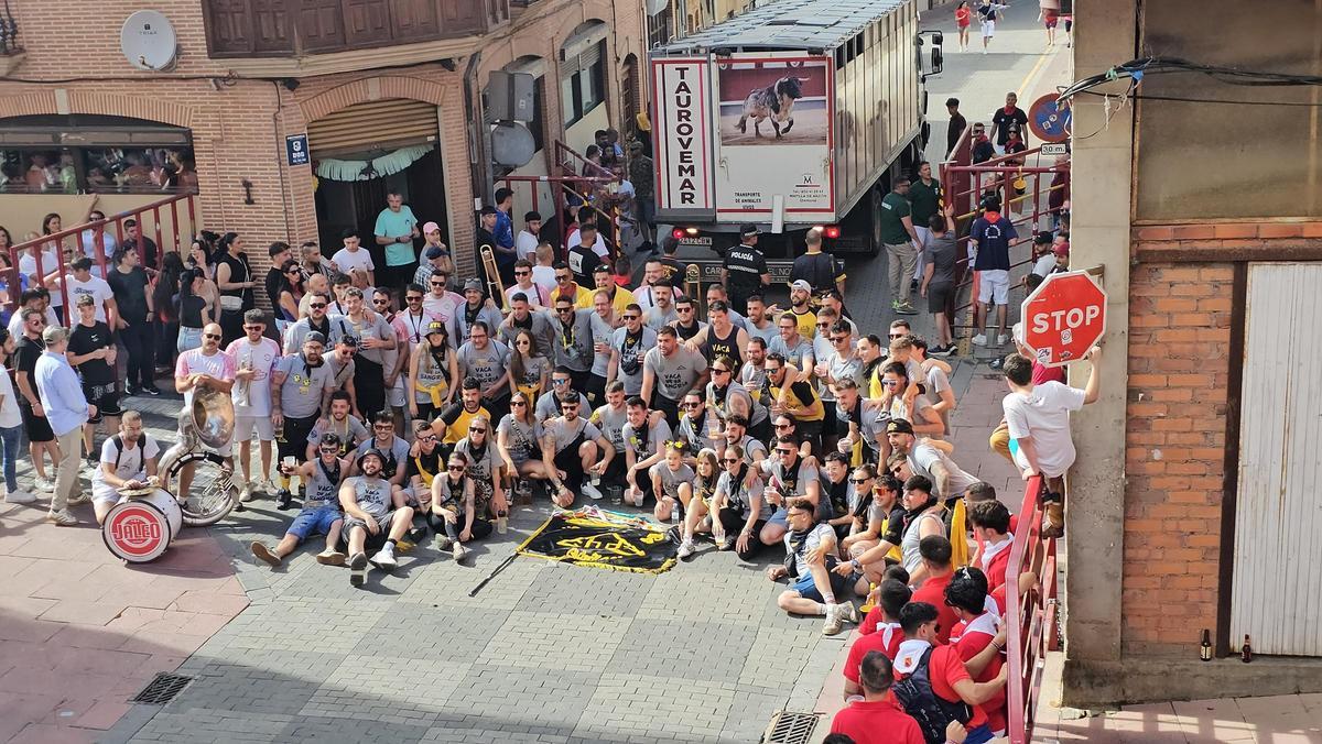 Foto de grupo de la Peña No Te Embales antes del inicio de su Vaca de la Sangría en las Fiestas del Toro del pasado año.
