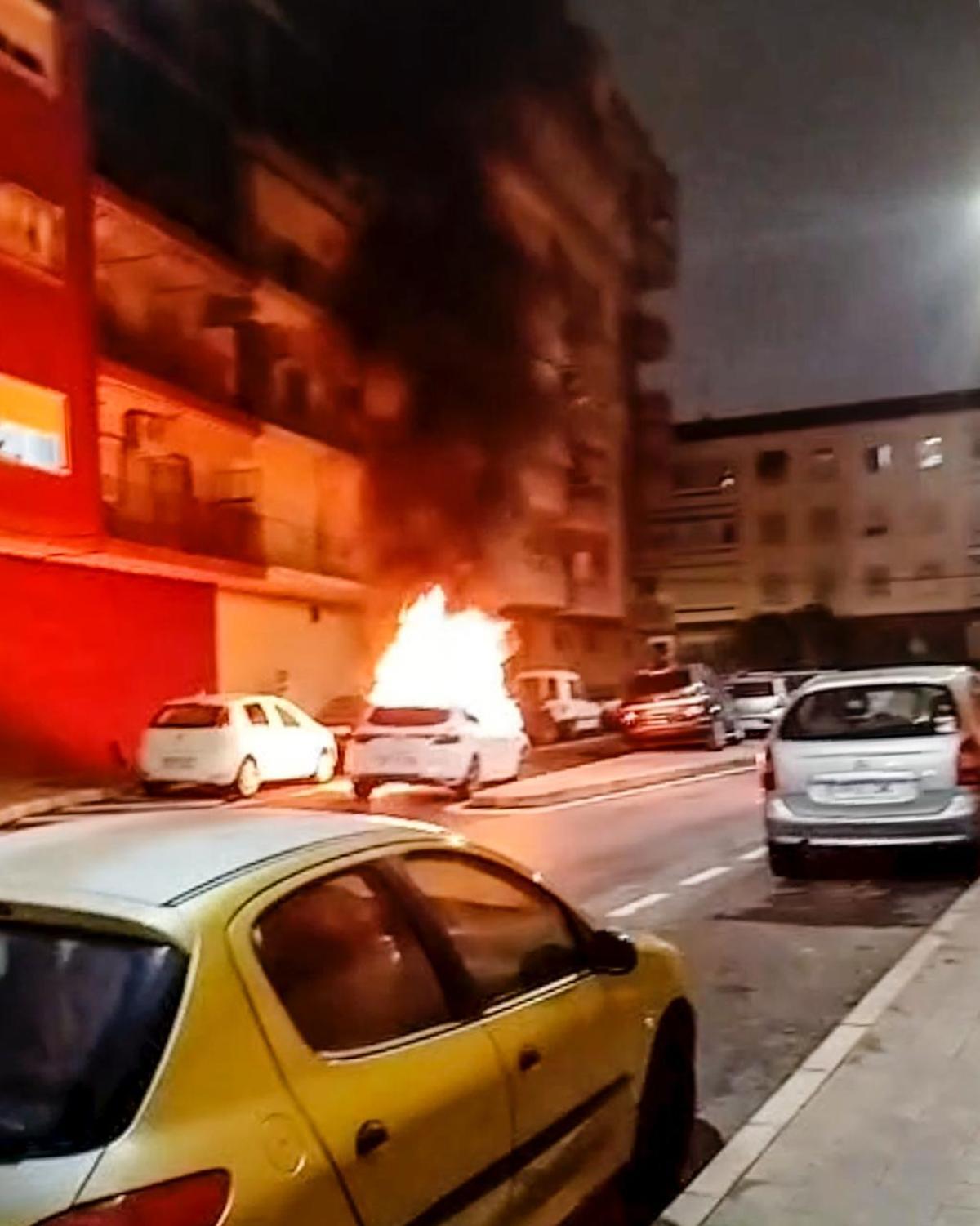 Imagen del incendio del coche donde había dos armas.