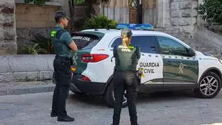 Entra en un bar de Castellón, amenaza a dos personas con un cuchillo e intenta huir de la Guardia Civil