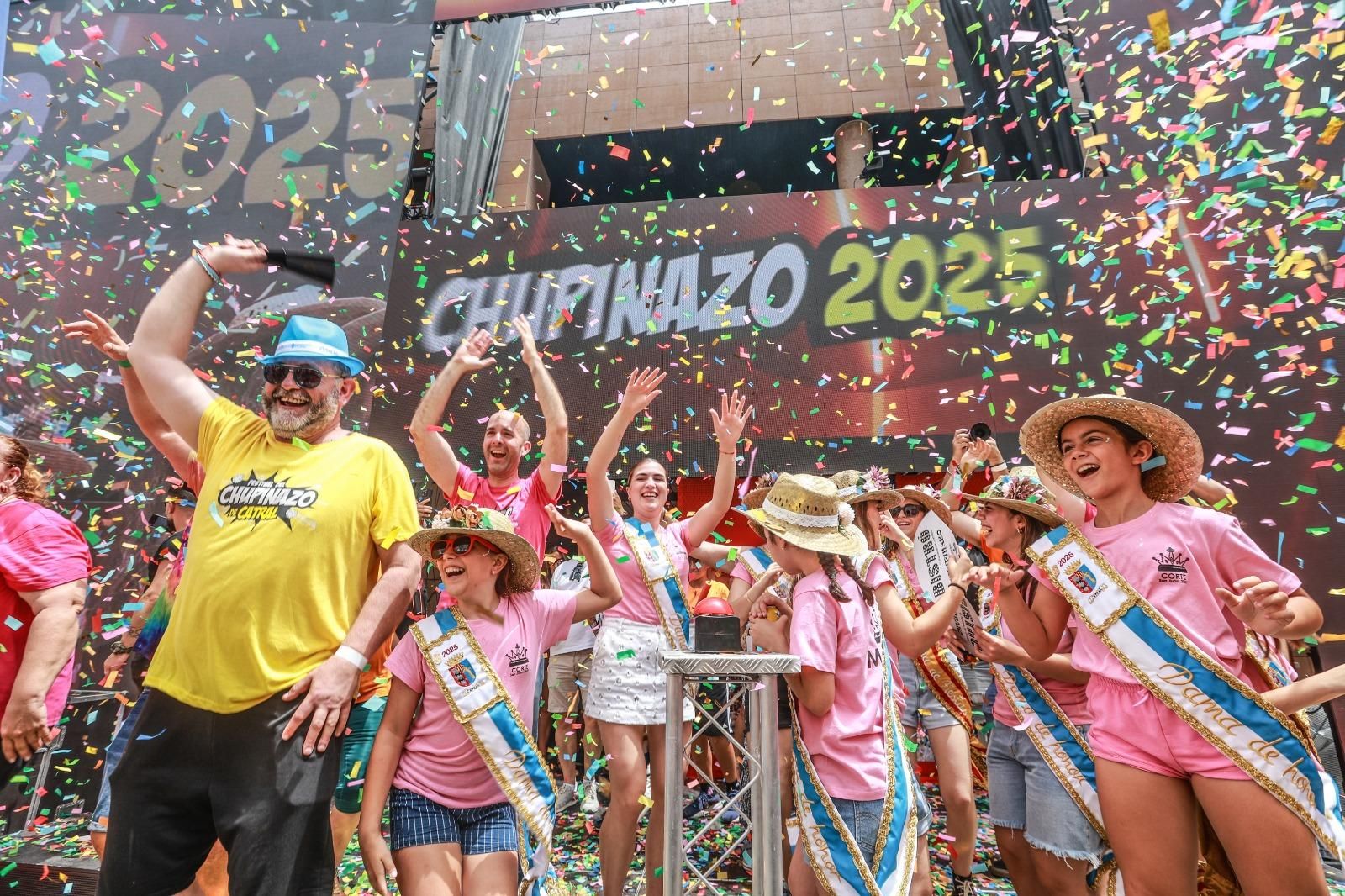 El primer Chupinazo, el de Catral, arranca el ciclo de fiestas veraniegas de los pueblos de la Vega Baja
