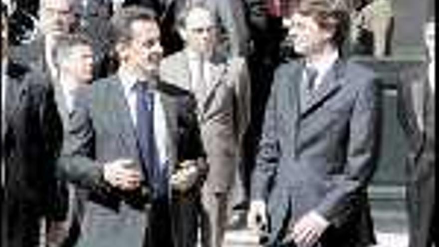 Nicolas Sarkozy (izda.) conversa con su sucesor, François Baroin. / efe