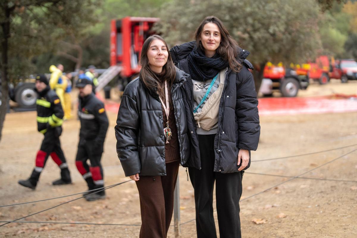 Cerdanyola del Vallès, 04/12/2025. SOCIEDAD. Marta Culí, de 29 años, y Xènia Delgado, de 30, maestras de educación especial que trabajan cerca de la zona afectada, pasan junto al punto de desinfección principal de la UME, el más grande del operativo desplegado ante el brote de peste porcina africana en Collserola. Foto: Zowy Voeten / El Periódico