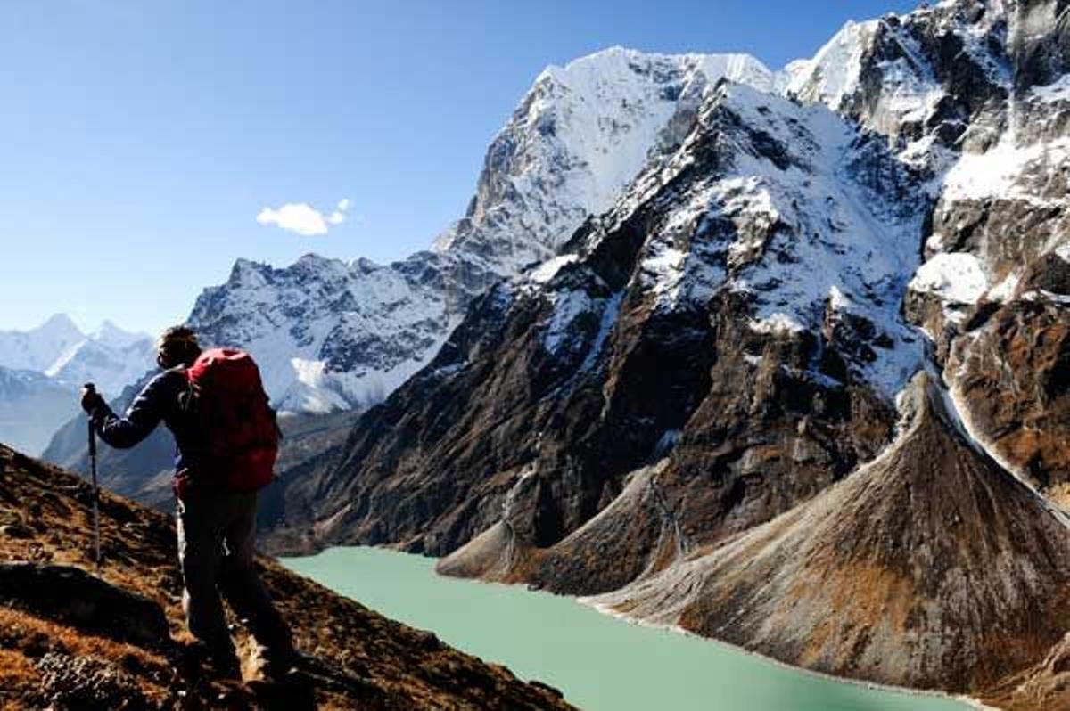 Una vez inmersos en el reino de las más altas montañas del mundo hay que seguir caminando por encima de morrenas de glaciar y bordear lagos de aguas turquesas y verdosas.