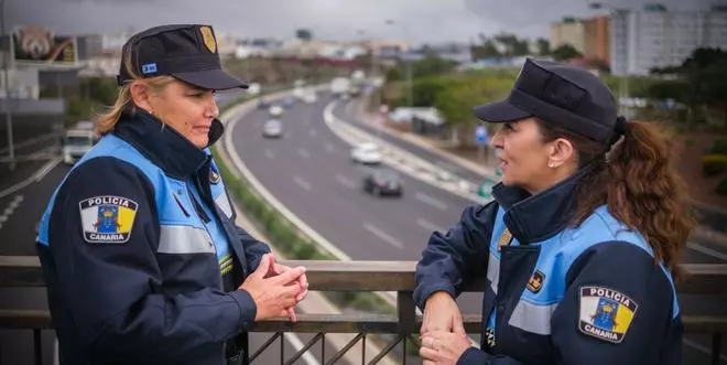 Policías en el puente de mando