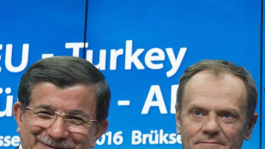Davutoglu posa con el presidente del Consejo Europeo, Donald Tusk.