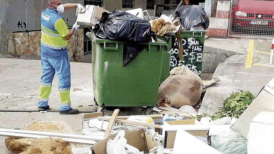 Un operario de Emaya recogiendo restos acumulados.