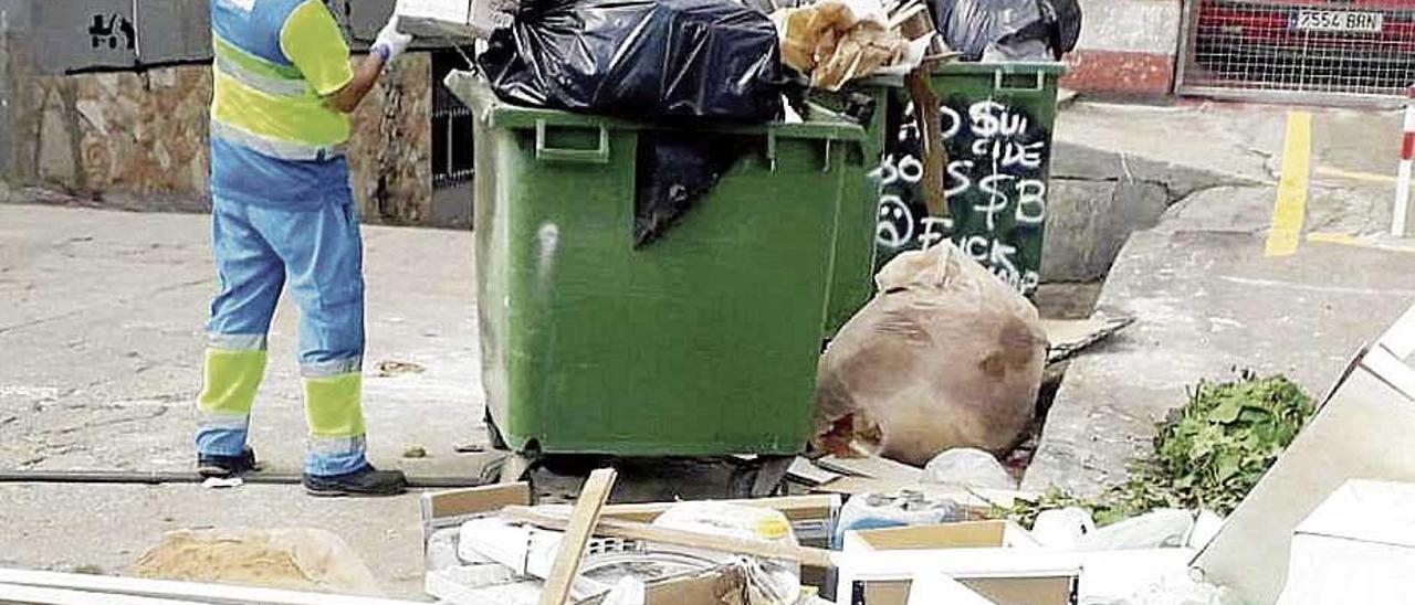 Un operario de Emaya recogiendo restos acumulados.