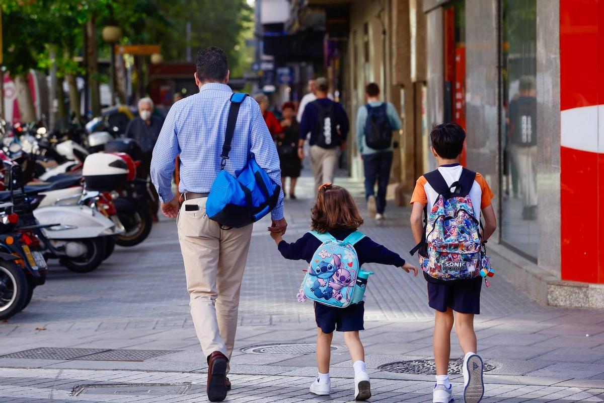 Niños camino del colegio en una jornada no lectiva por el apagón.