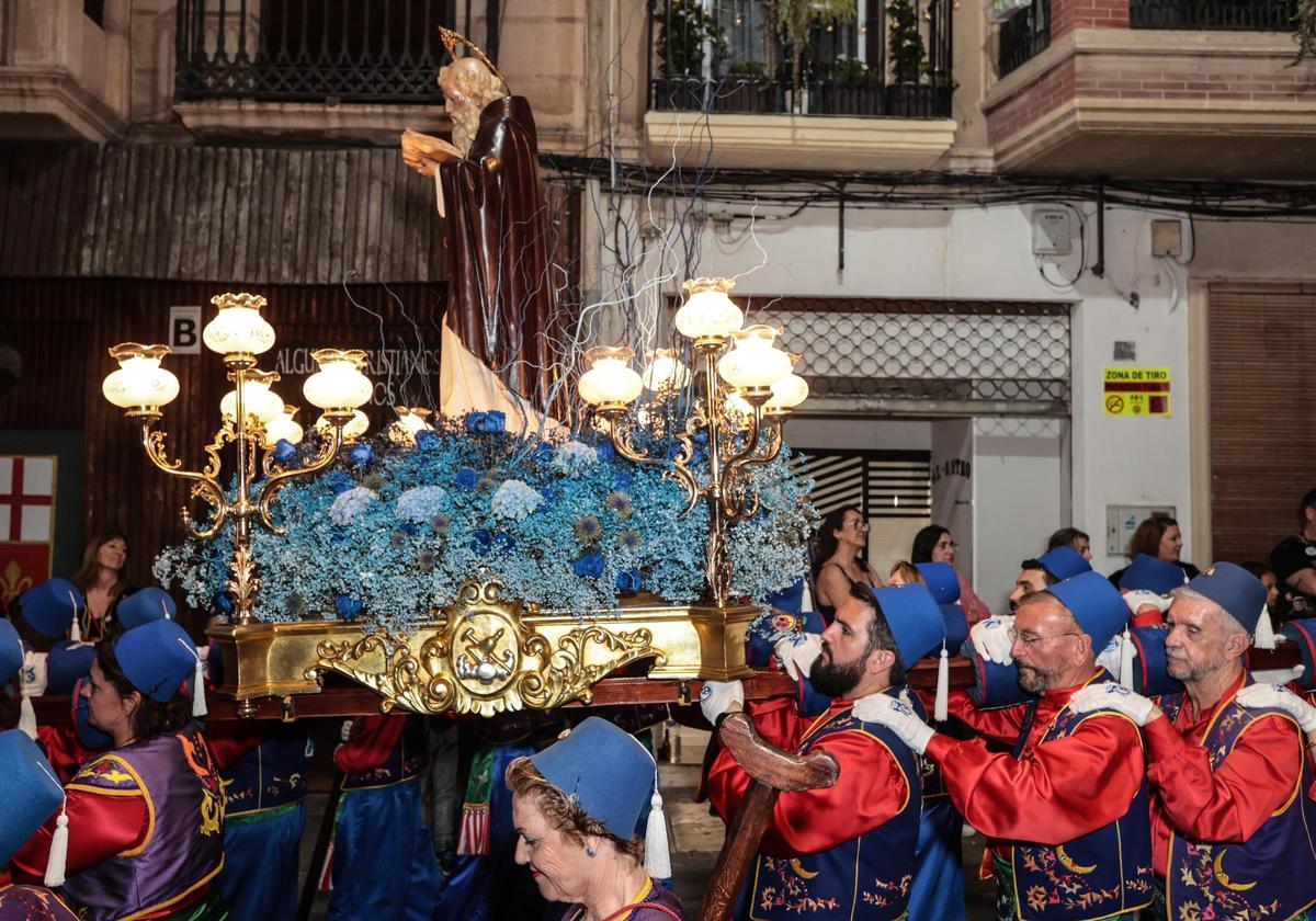 Así ha sido la procesión y traslado de San Antón a su ermita, último acto de las fiestas de Elda