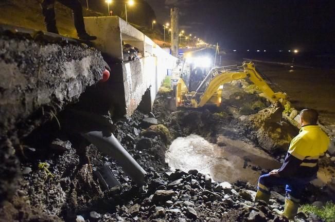 Se rompe una tubería de suministro de agua ...