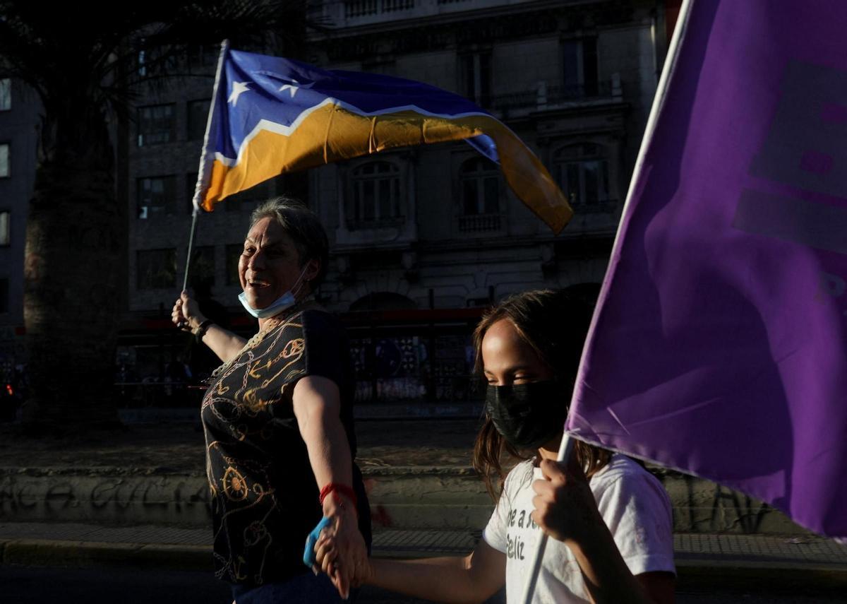 Simpatizantes de Boric recorren las calles chilenas.jpg Simpatizantes de Boric recorren las calles chilenas.jpg