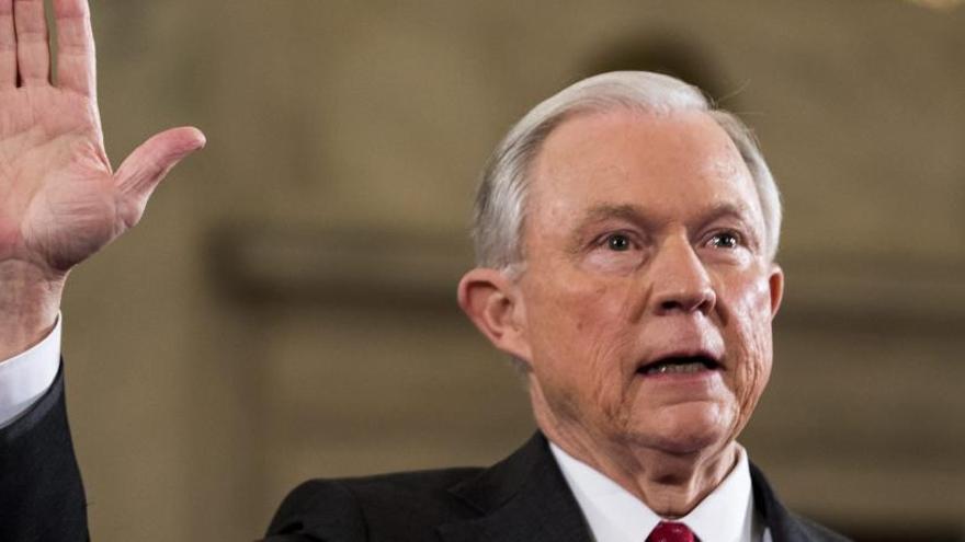 El Senado confirma a Jeff Sessions como fiscal general de Trump