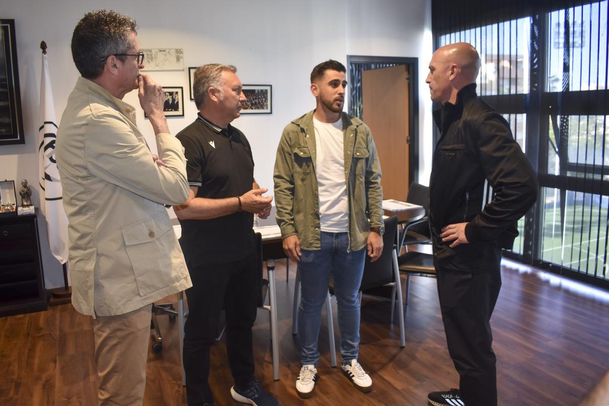 Luis Rubiales, presidente de la RFEF, y Luis Medina Cantalejo, presidente del CTA, en su visita a Antonio Pozo, colegiado agredido en Ceuta.