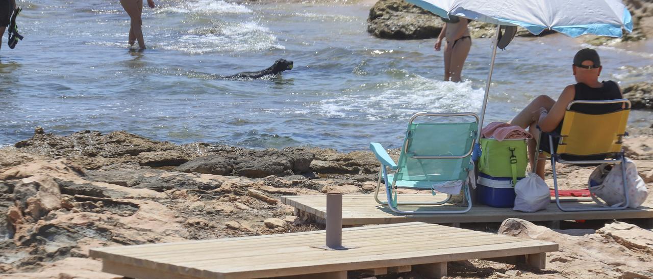 De las instalaciones montadas por el Ayuntamiento de Torrevieja para facilitar la estancia de los bañistas solo quedan algunas plataformas de madera y la señalización en Cala Rocío