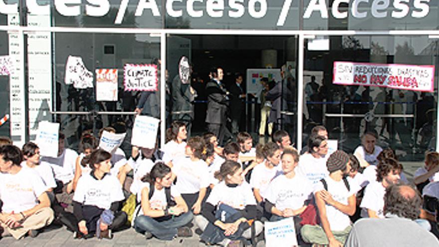 Medio centenar de activistas bloquean los accesos a la cumbre del clima de Barcelona