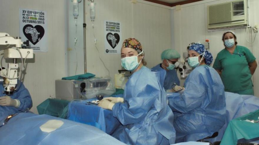 Personal médico y de enfermería de ACCI operando el año pasado en Togo