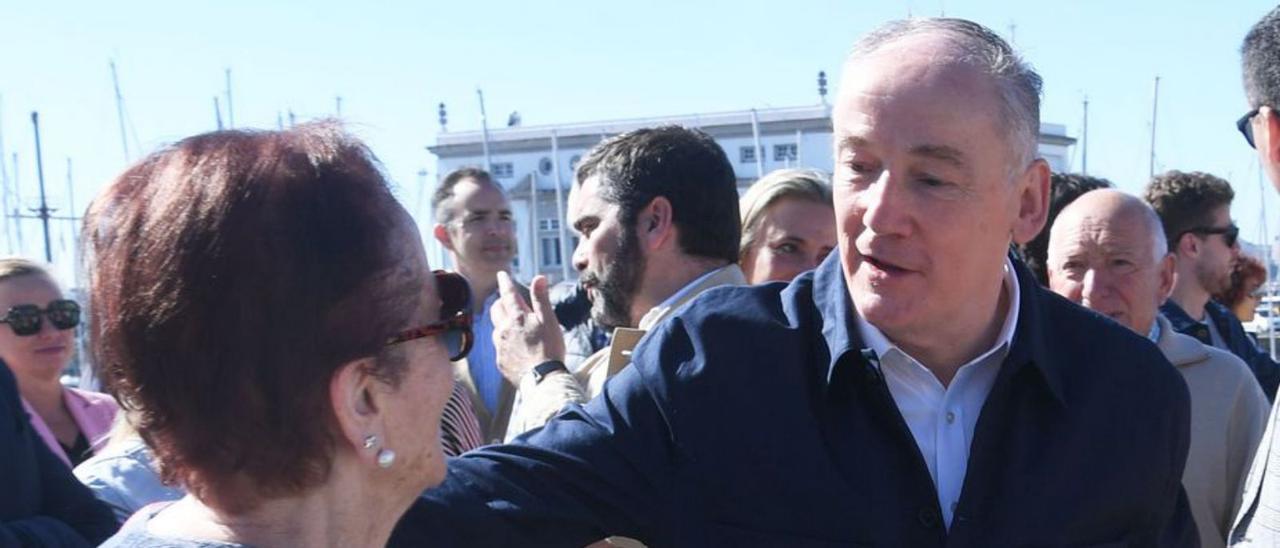 Miguel Lorenzo saluda a una mujer en la presentación de su candidatura a la presidencia local del PP, la semana pasada.