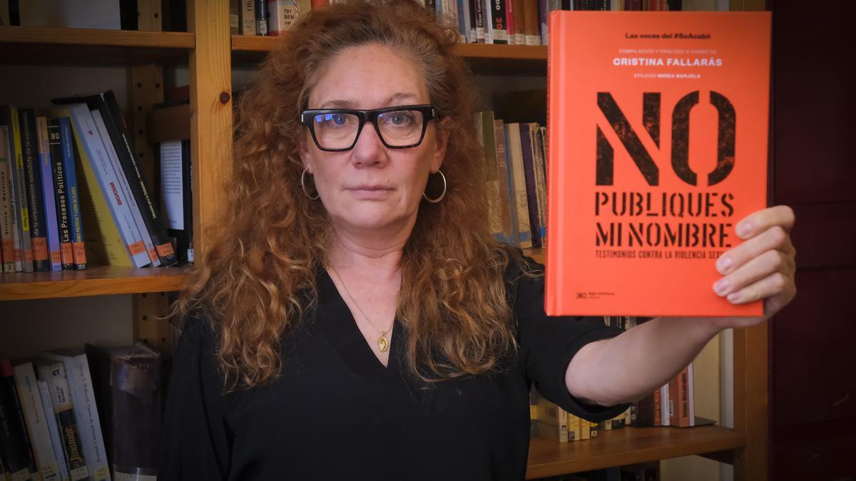 Cristina Fallarás presenta 'No publiques mi nombre' con Acción Comadres en el Café D'Espacio.