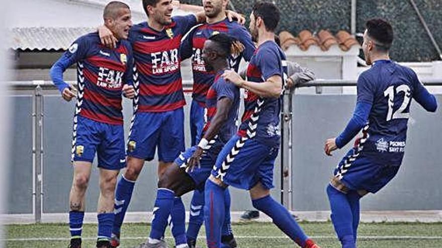 Els jugadors del Llagostera, celebrant un gol contra el Terrassa.