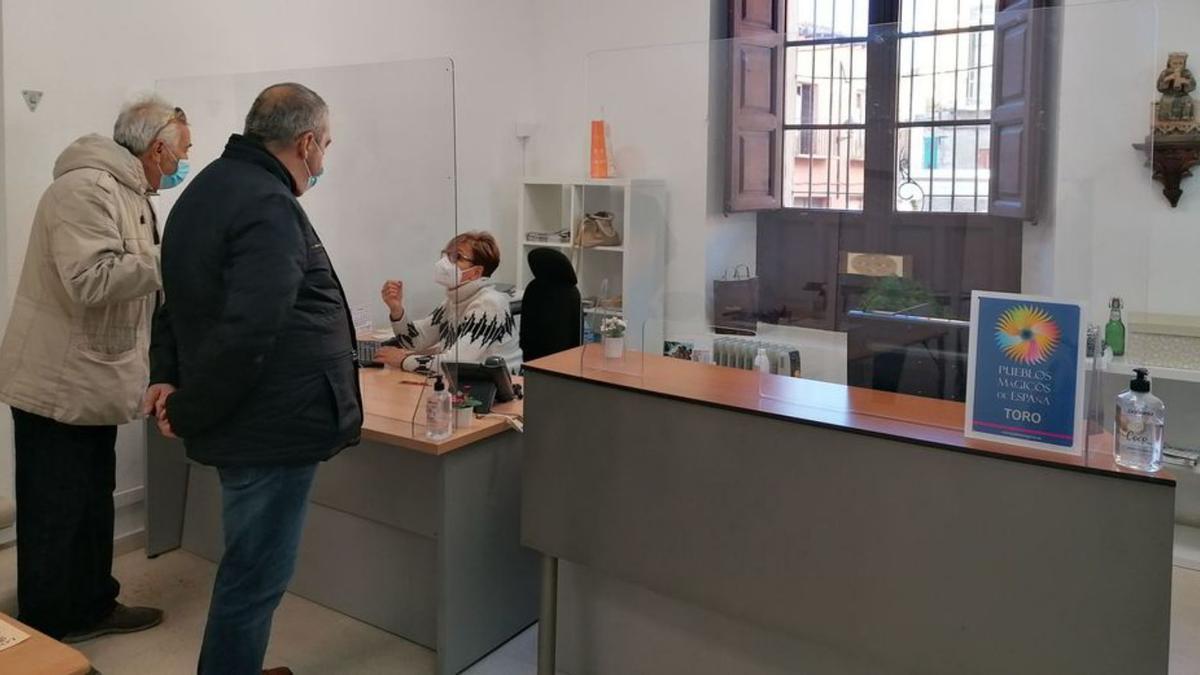 Dos visitantes recaban información sobre Toro en la nueva oficina. | M. J. C.