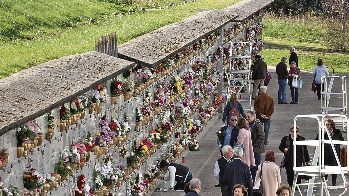 Visitantes en el cementerio gijonés de Deva el día de Todos los Santos.