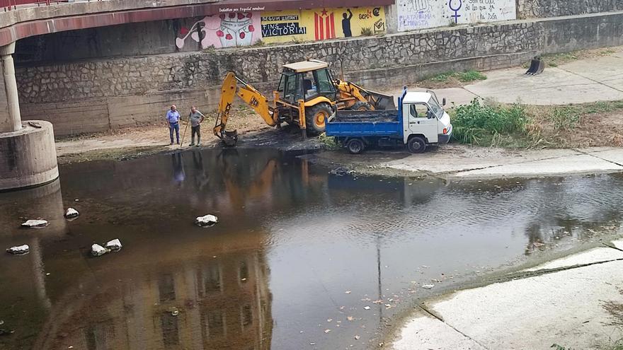 Retirada de tovalloletes amb excavadora al riu Onyar de Girona