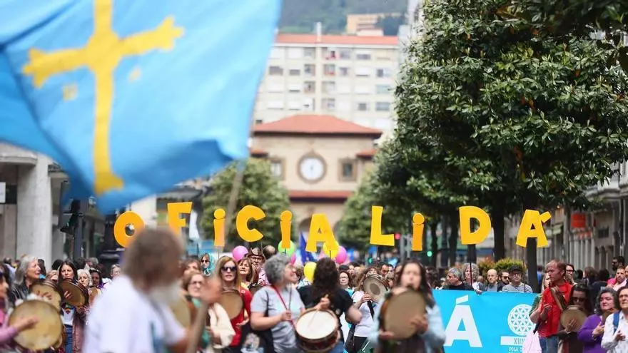 Centenares de personas recorren Oviedo al grito de "¡Ya, ya, ya oficialidá!"