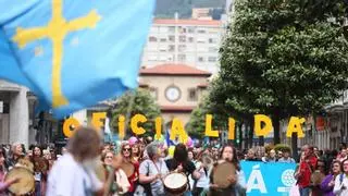 Miles de personas marchan por Oviedo en defensa del asturiano: "¡Oficialidá ya!"