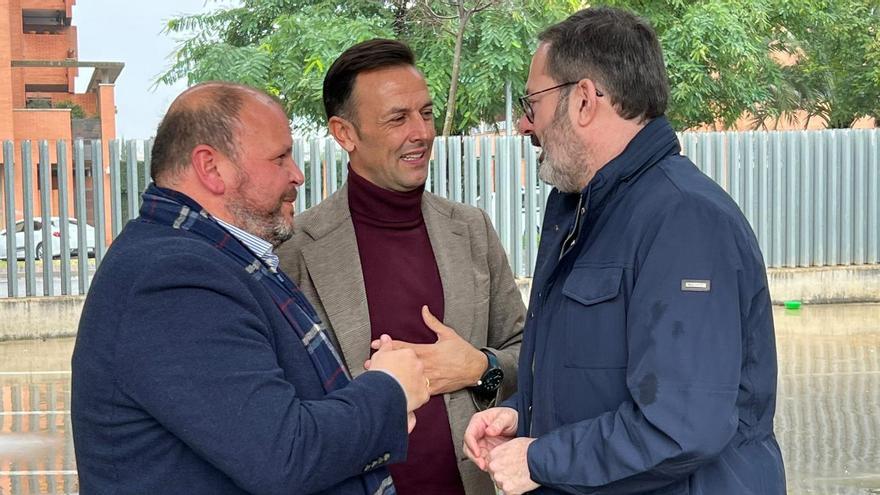 De izquierda a derecha: Antonio Mora, nuevo director provincial de Faisem; Fernando Castro, gerente; y Adolfo Molina, delegado del Gobierno de la Junta de Andalucía en Córdoba.