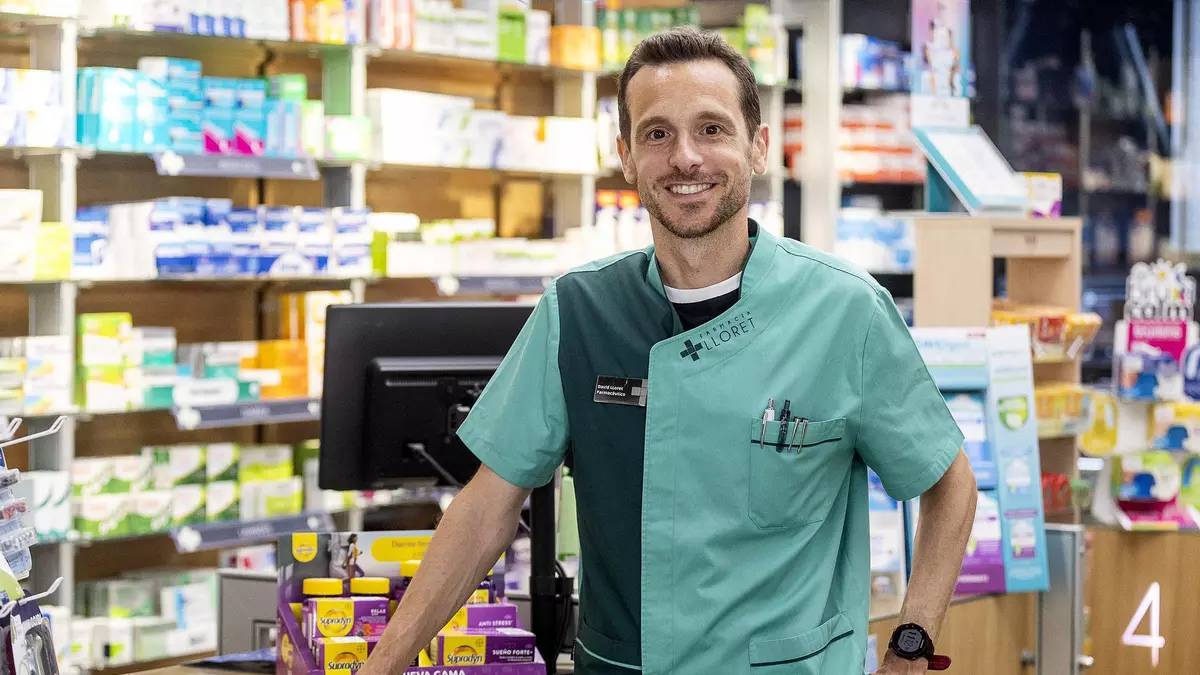 David Lloret, farmacéutico de Alicante: "La mayoría de gente es agradecida con nuestro trabajo en Hogueras"