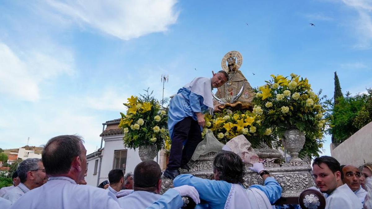 Momento en el que Antonio Bazo recoloca el bastón de mando en el trono de la patrona de la ciudad a su paso por la calle Caleros.