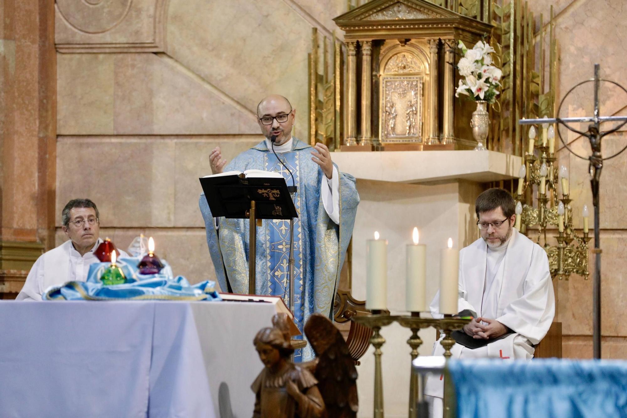 Así fue la celebración de la Inmaculada y la inauguración del belén de los jesuitas en Gijón (en imágenes)