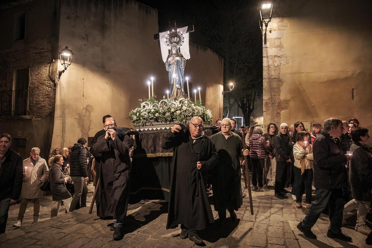 Els portants traslladen la Mare de Déu dels Dolors durant el pas de la processó pel centre històric de la vila