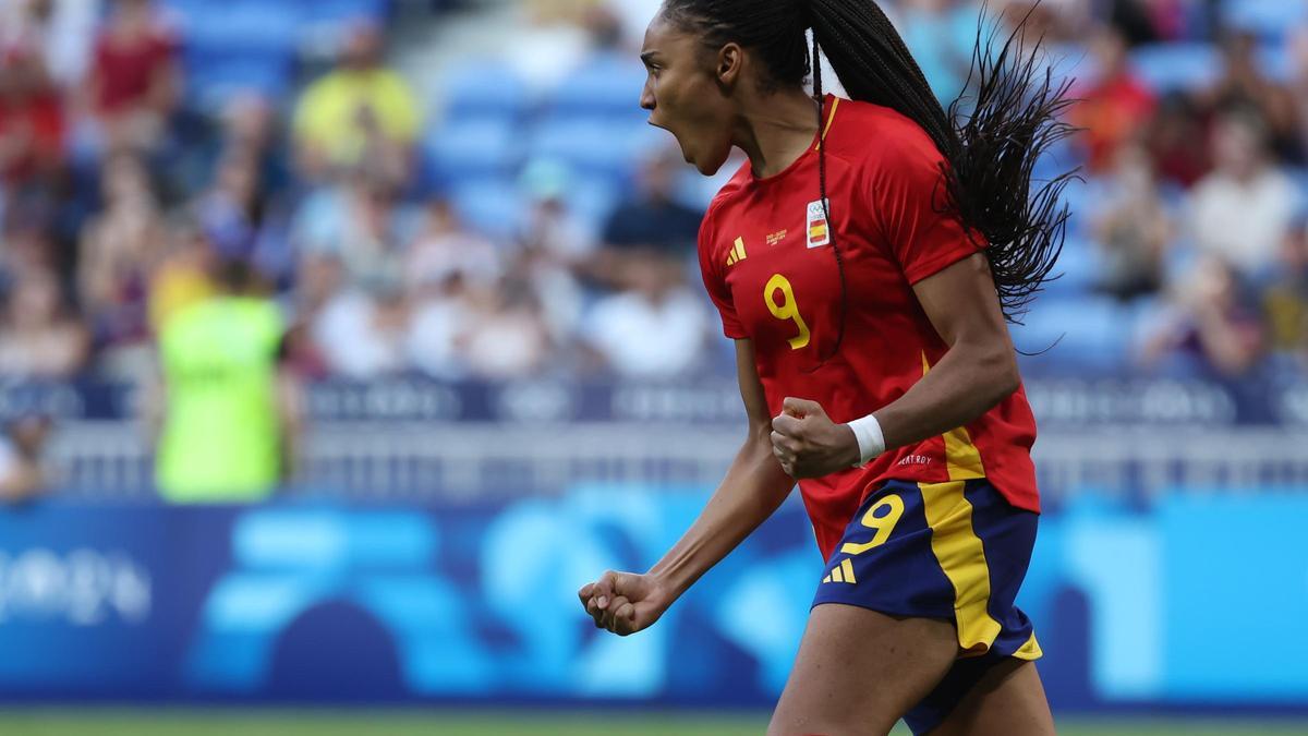 Salma Paralluelo celebrando su penalti frente a Colombia