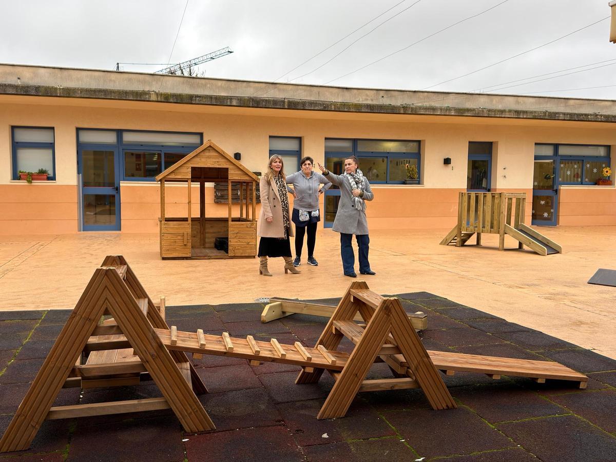 La alcaldesa de Andratx, Estefanía Gonzalvo (izda.); y la regidor de Cultura, Mady Juan (dcha.), visitan una de las escoletas.