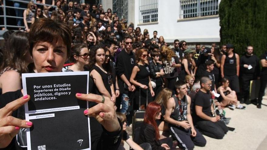 Los estudiantes se manifestaron ante la Escuela de Bellas Artes de San Telmo.