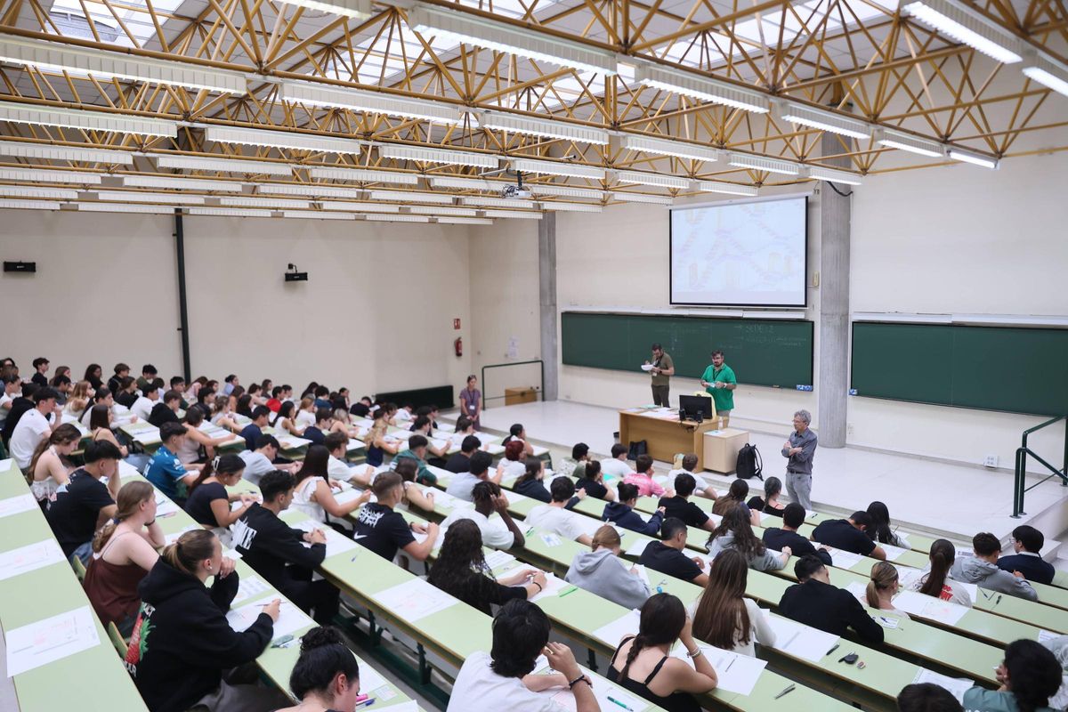 Examen de la PAU de julio en la Facultad de Economía del campus del Cristo (Oviedo).