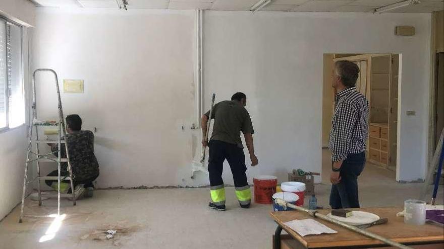 Juan Constenla visitó ayer las obras que se están realizando en el centro escolar.