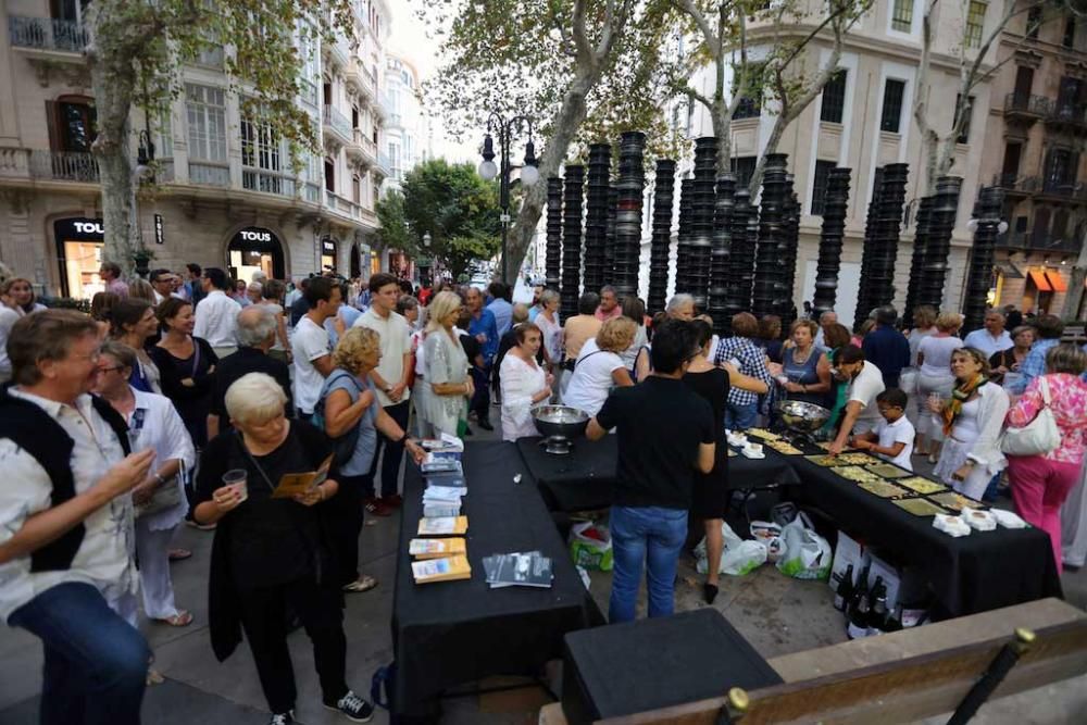 Kunst und Performance, Glamour und Selfies: Die Nit de l'Art in Palma erwies sich zu ihrer 20. Ausgabe am Samstag (17.9.) wieder als Publikumsmagnet. Die Straßen der Innenstadt füllten sich mit Einbruch der Dunkelheit, und Residenten wie Mallorca-Urlauber zogen von Galerie zu Galerie.