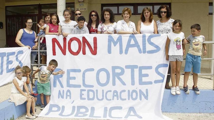 Las madres prepararon ayer una pancarta para recibir hoy en el colegio al responsable provincial de Educación. // Santos Álvarez